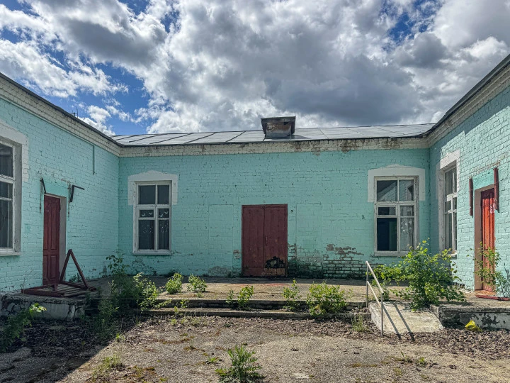 Имущественный комплекс в составе земельного участка общей площадью 11 618 кв.м. и 8 зданий и сооружений общей площадью 983,5 кв.м.